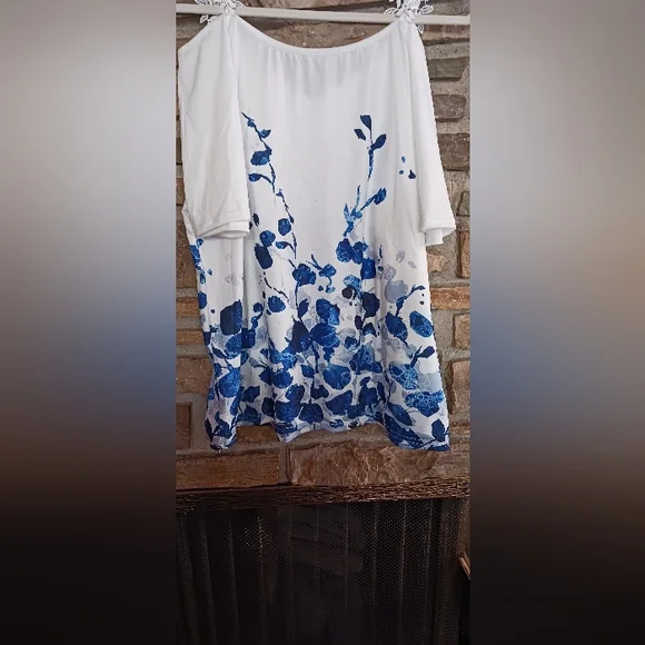 Woman's Cold Shoulder Top with Lace Detail - Picture 4 of 8